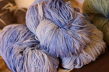 Yün yeşil toplar açık mavi