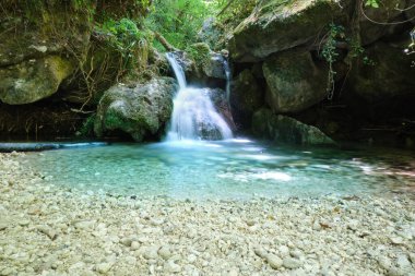 Abruzzo 'da Alento nehri tarafından üretilen şelale