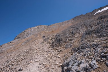 Büyük Sasso d 'italia Abruzzo' nun zirvesine giden normal rotadaki tırmanışçılar.