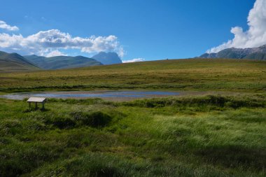 Kampo imperatore abruzzo vadisinde küçük bir göl.