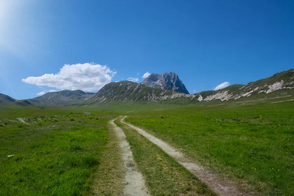 Dirt Road Crosses Campo Imperatore Gran Sasso Abruzzo — Stock Photo, Image