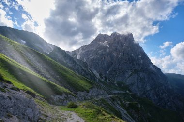 Gran Sasso Corno Grande 'nin dağlık alanı Abruzzo' dan gelen güneş ışığıyla bulutlara sarılı.