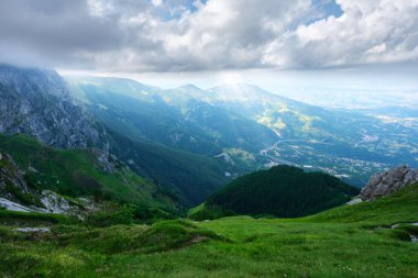 Karayolu ile Teramo bölgesinin büyük taş bölgesinin dağlık alanı