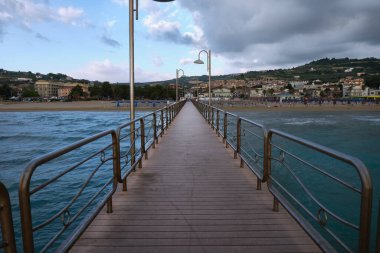 Marina di Largo Abruzzo sahilinin iskelesi.