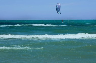 Vasto Abruzzo denizinde uçurtma uçurma pratiği yapan kişi.