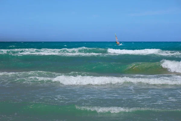 Person Die Windsurfen Meer Der Vasto Abruzzo Übt — Stockfoto