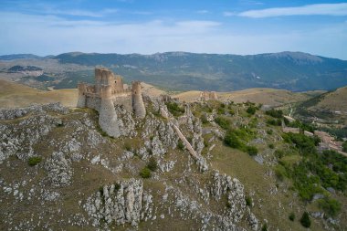 Rocca Calascio abruzzo 'nun ortaçağ kalesinin havadan görünüşü.