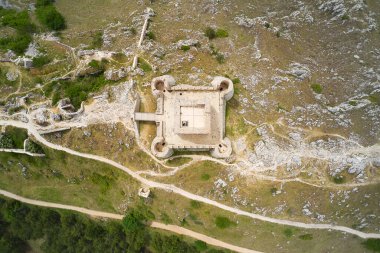 Rocca Calascio Abruzzo 'nun ortaçağ kalesinin dikey hava görüntüsü