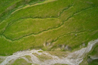 Campo Imperatore Abruzzo 'daki suyun oluşturduğu derin izlerin havadan görüntüsü.