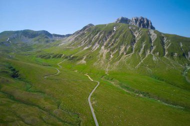 Campo Imperatore Abruzzo 'yu geçen yolun havadan görünüşü.