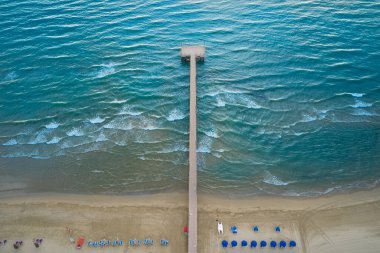 Marina di Vasto Abruzzo 'nun sahili ve iskelesinin dikey görüntüsü.