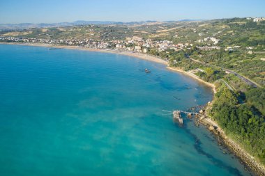 Bir taşkınlığın havadan görüntüsü ve marina di vasto abruzzo sahili.