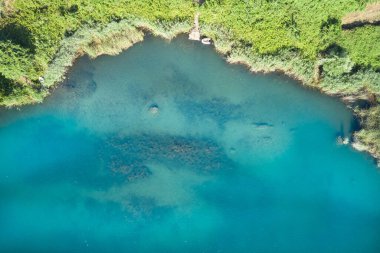 nemi Gölü kıyılarının tekneli havadan görüntüsü.