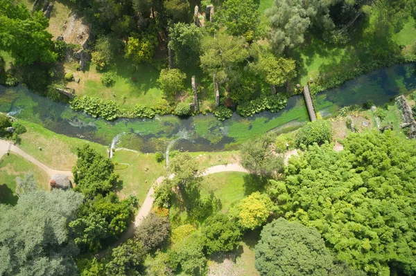 システナ ラティーナの国でニンファの庭園を横断する水路の空中ビュー — ストック写真