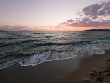 Toskana 'da gün batımında albinia plajı