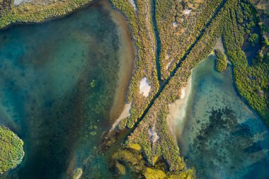 Albinia Toskana 'nın tuz kaplarının dikey hava görüntüsü