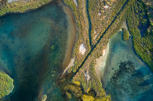 Albinia Toskana 'nın tuz kaplarının dikey hava görüntüsü