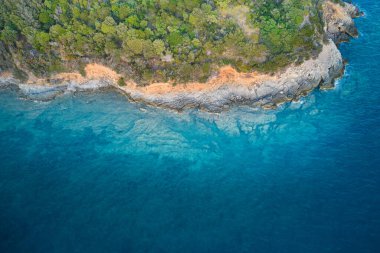 Talamone 'un Toskana kıyısındaki bazı kayaların dikey hava görüntüsü