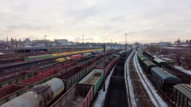 Tory kolejowe z pociągami towarowymi, hiperlapsja lokomotywy — Wideo stockowe