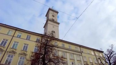 Lviv Ukrayna 'nın eski kasaba meydanı belediye binasında hızlandırılmış zaman aşımı
