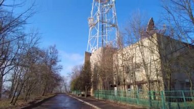 Televizyon kulesi. Cep telefonu iletişimi için antenleri olan kule Lviv, Ukrayna