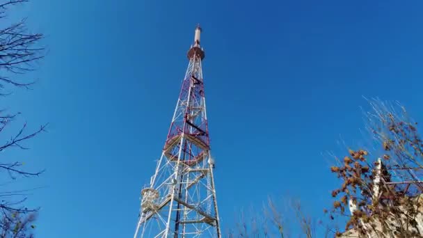 Televizyon kulesi. Cep telefonu iletişimi için antenleri olan kule Lviv, Ukrayna — Stok video