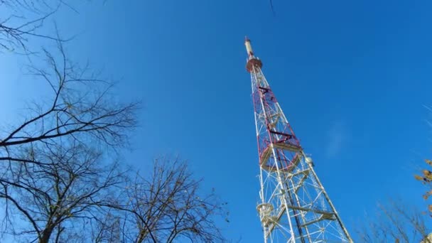 Torre de TV. Torre con antenas para la comunicación del teléfono celular Lviv, Ucrania — Vídeos de Stock