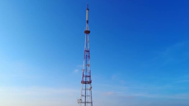 Torre de TV. Torre con antenas para la comunicación del teléfono celular Lviv, Ucrania — Vídeos de Stock