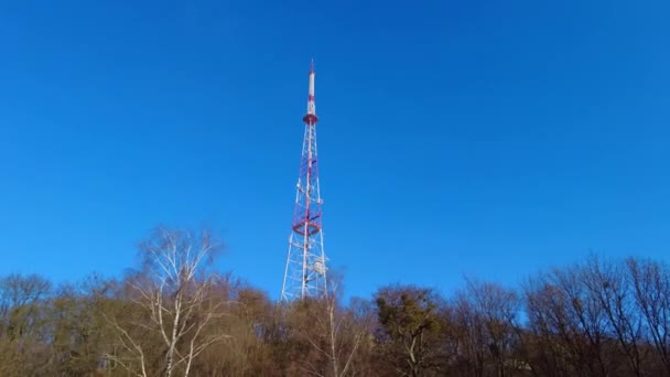 Wieża telewizyjna. Wieża z antenami do komunikacji komórkowej Lwów, Ukraina — Wideo stockowe