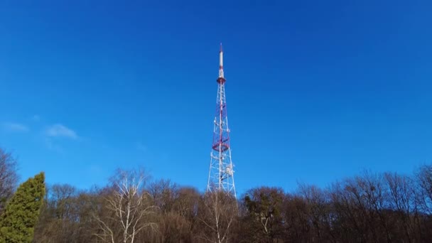 Torre de TV. Torre con antenas para la comunicación del teléfono celular Lviv, Ucrania — Vídeos de Stock