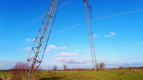 Hoge spanning elektrische toren met isolatoren — Stockvideo