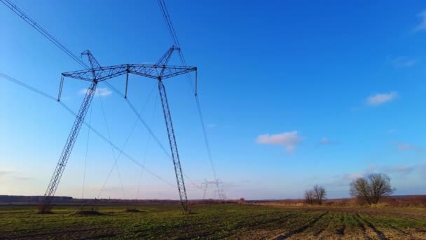 Hoge spanning elektrische toren met isolatoren — Stockvideo