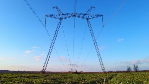 Yalıtımlı Yüksek Voltaj Elektrik Kulesi — Stok video