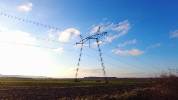 Torre elettrica ad alta tensione con isolatori — Video Stock