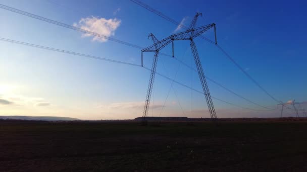 Hoge spanning elektrische toren met isolatoren — Stockvideo