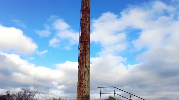 Stará zrezivělá sovětská vodní věž — Stock video