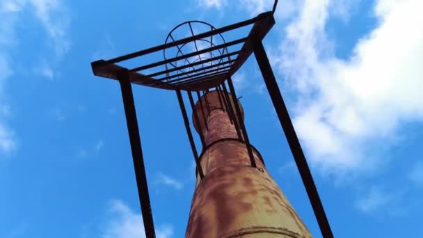 Stará zrezivělá sovětská vodní věž — Stock video