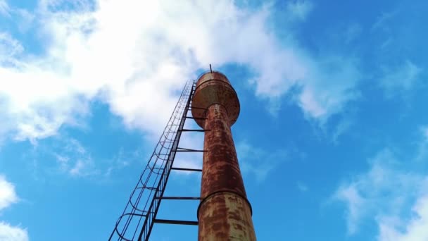 Старая ржавая советская водонапорная башня — стоковое видео