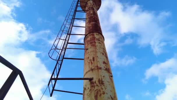 Oude roestige sovjetwatertoren — Stockvideo