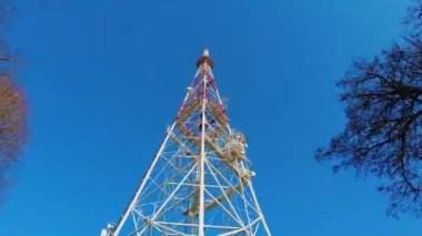 Televizyon kulesi. Cep telefonu iletişimi için antenleri olan kule Lviv, Ukrayna