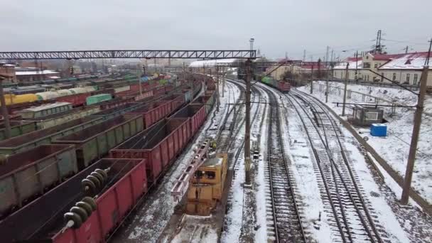 Binari ferroviari con treni merci, un iperlasso locomotivo — Video Stock