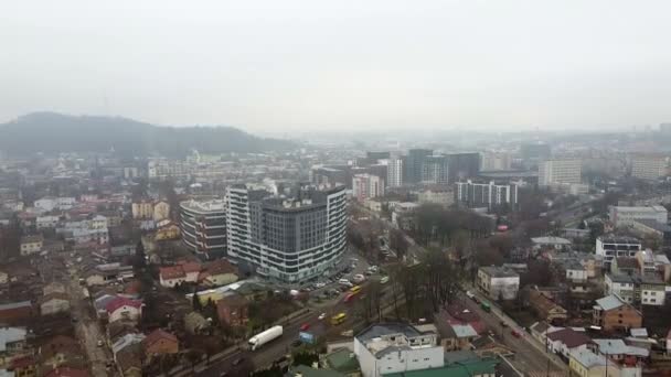 Vista aérea del avión no tripulado que vuela de la vieja ciudad de Lviv, Ucrania — Vídeos de Stock