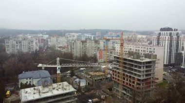 Turna kulesi çalışıyor. Kuadkopterden görünüyor.