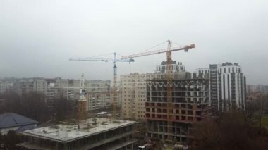 Turna kulesi çalışıyor. Kuadkopterden görünüyor.