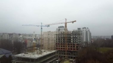 Turna kulesi çalışıyor. Kuadkopterden görünüyor.