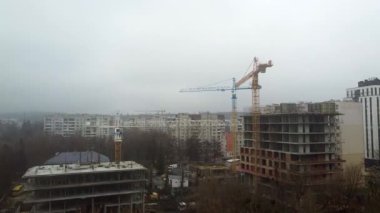 Turna kulesi çalışıyor. Kuadkopterden görünüyor.