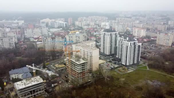 Torre de grúa funcionando Vista desde el quadcopter — Vídeo de stock