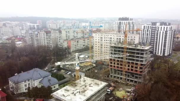 Torre de grúa funcionando Vista desde el quadcopter — Vídeo de stock