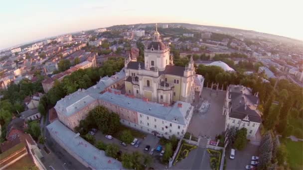 Церковь Святого Георгия во Львове - вид с воздуха — стоковое видео