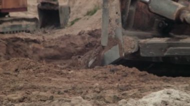 Buldozer taş ocağından taş çıkarma